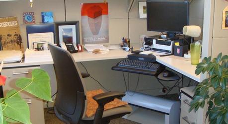 A workstation equipped with a personal comfort station features a foot warmer on the floor and small, finely directed fans so occupants can adjust their workspace temperature. (Credit: Center for the Built Environment.)