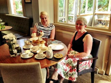 mum and daughter afternoon tea at perkins restaurant plumtree
