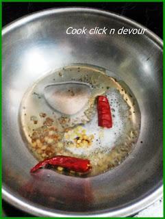 Chinna vengaya vatha kuzhambu (Stew with small pearl onions)