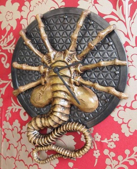 alien-facehugger-clock