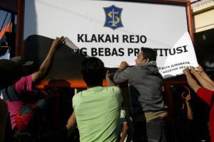 Indonesian protesters tear down insulting sign