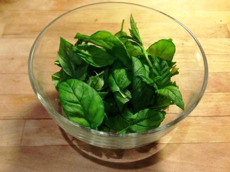 fresh mint leaves glass bowl for mojito cake recipe