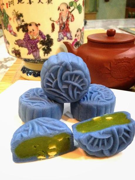 Snow skin (Bing pi) Mooncakes ~ natural color from blue pea flowers (Bunga Telang)