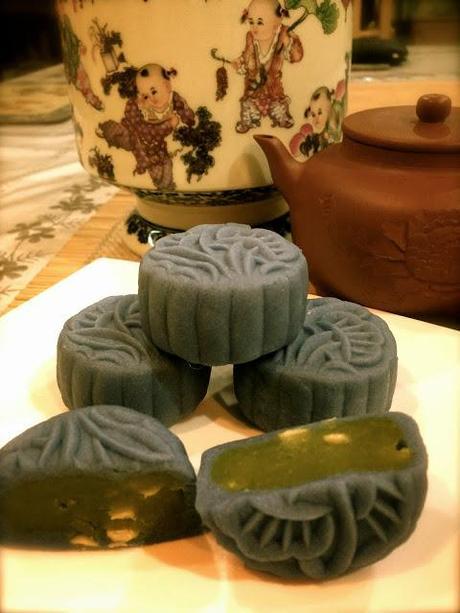 Snow skin (Bing pi) Mooncakes ~ natural color from blue pea flowers (Bunga Telang)