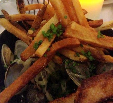 Clams with fennel broth and fries. 