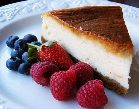 Baked cheesecake with raspberries and blueberries