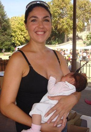 Español: Lactancia materna en el Parc de la Ci...