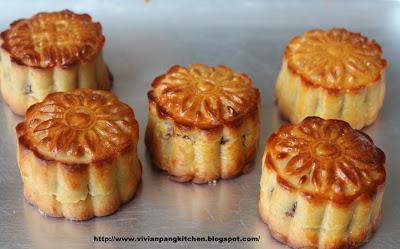 Cantonese Style Baked Mooncake