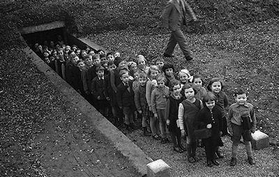 10 Snapshots Of British Schoolchildren During World War II