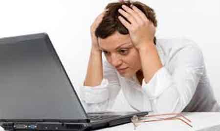 frustrated-lady-on-pc