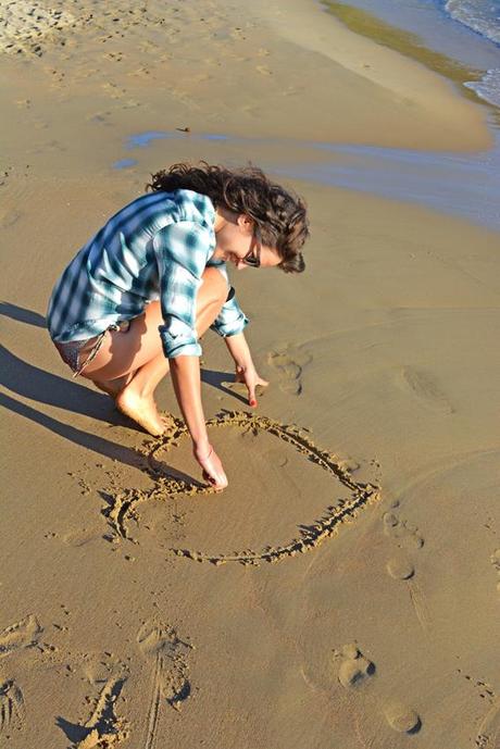 ILOVEGREENINSPIRATION_drawing_a_heart_on_the_beach