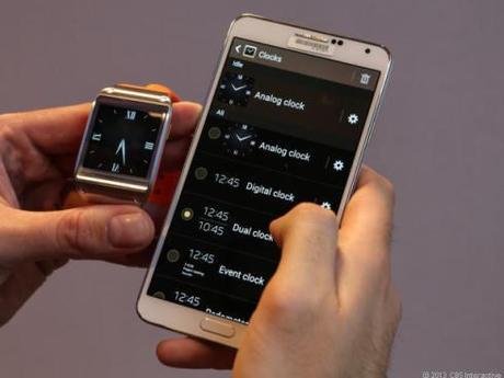 Changing the face of the watch using a Galaxy Note 3. (My next phone! Want!)