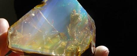 Crystal Opal Looks Like a Handheld Aquarium