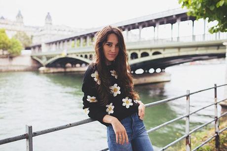 high waisted jeans and daisy sweater look