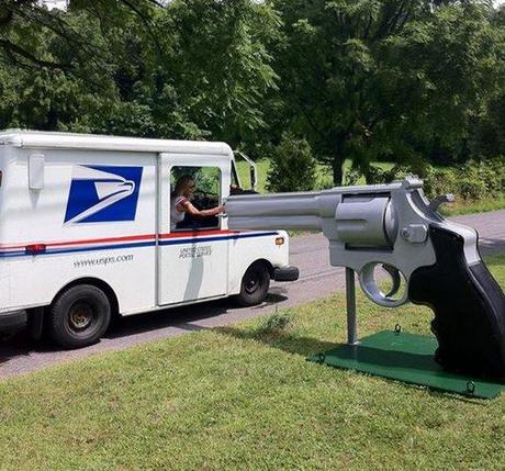 gun-shaped-mailbox