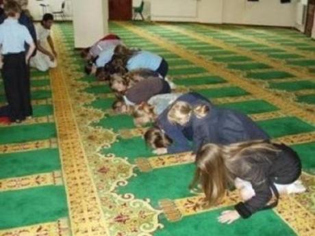 Connecticut public school students visit mosque