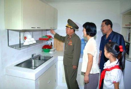 VMar Choe Ryong Hae visits an appartement on U'nha Scientists' Street in Pyongyang on 18 September 2013 (Photo: Rodong Sinmun).