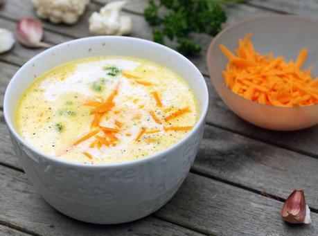 Simple cauliflower soup with cheddar (low-carb, high-fat)