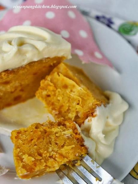 Pumpkin Spice Muffins with Cream Cheese Frosting(The Pioneer Woman)