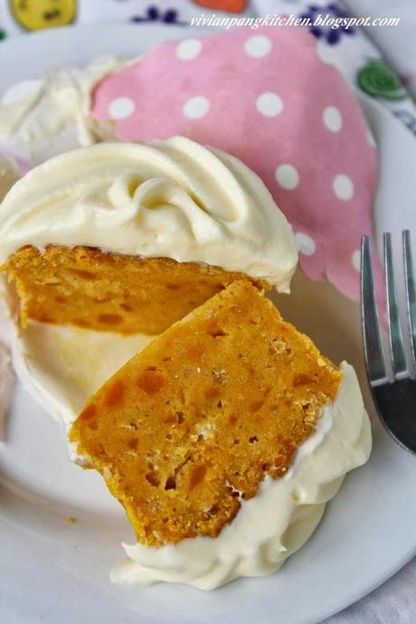 Pumpkin Spice Muffins with Cream Cheese Frosting(The Pioneer Woman)