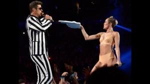 Photo Robin Thicke wearing fall fashion trend.