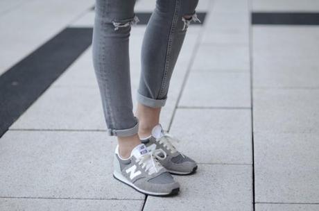 grey new balance 420 trainers jeans
