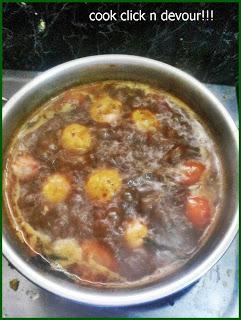 Parupuu urundai kuzhambu (Without onion) (Steamed lentil balls in tamrind stew)