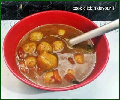 Parupuu urundai kuzhambu (Without onion) (Steamed lentil balls in tamrind stew)