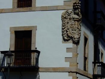 Escudo en esquina del palacio Irizar.