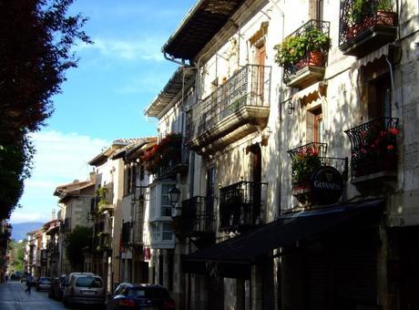 La calle Mayor, que comunica intramuros las puertas Norte y Sur.