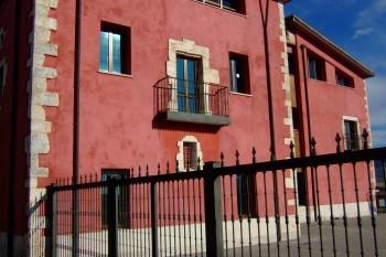 Ayuntamiento o Casa consistorial, en el lugar más alto del cerro, junto a la ermita.