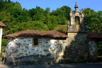 Ermita a la entrada de Ibarra, de origen medieval, reconstruida.