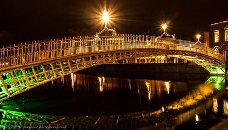 AsWeSawIt Dublin 2324 L Friday Foto   Hapenny Bridge at Night