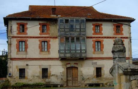 Vieja casona en venta de algún indiano, en Narvaja.