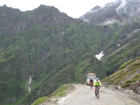 And then the cycling began up the 60km  Rhotang pass climb.... Richard and Colleen making good headway.