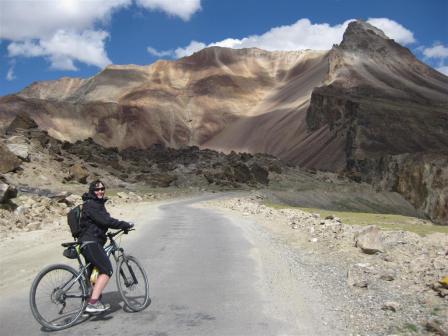 The rewards are sweet: when you go up you must come down. Sandra and my most favorite green, purple, red and orange moutains (coming down Baralacha-la)  