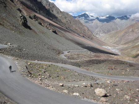 The Baralacha-la pass is a 28km climb from Patseo and although now completely tarred comparing with the gravel i cycled up 5 years ago, still feels as hard. 