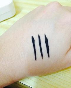 Rimmel Exaggerate eyeliner swatch