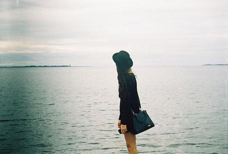 ilovegreeninspiration_girl_looking_the_sea