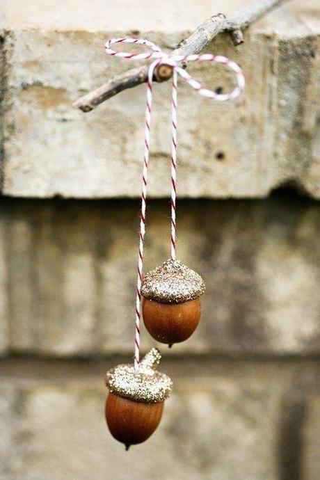 Hanging glitter acorns - Image via http://www.pinterest.com/pin/182466222376157898/