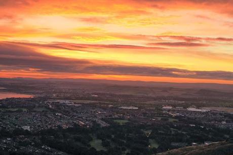 Sunrise on top of Arthurs seat