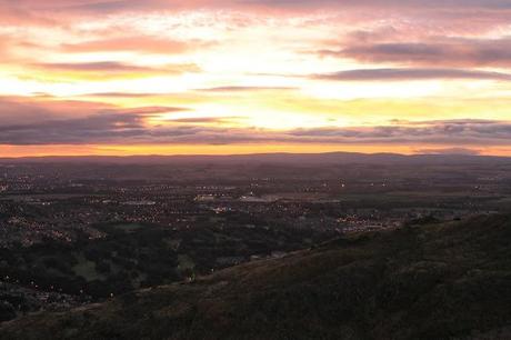 Sunrise on top of Arthurs seat