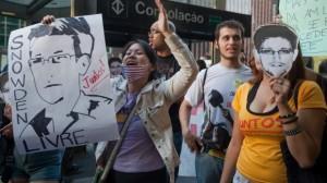 Demonstrators outside the regional office of the presidency in Sao Paulo, Brazil, show their discontent for Brazil’s rejection of NSA whistleblower Edward Snowden’s asylum application, July 18, 2013 (AP / Andre Penner) 