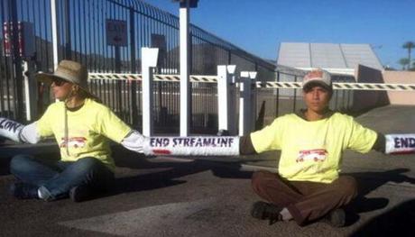 Protesters try keep deportation bus from leaving Tucson courthouse