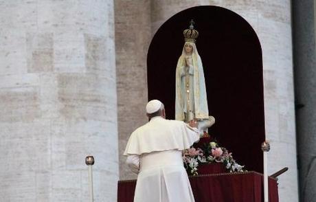 Pope_Francis_touches_Our_Lady_of_Fatima_Statue