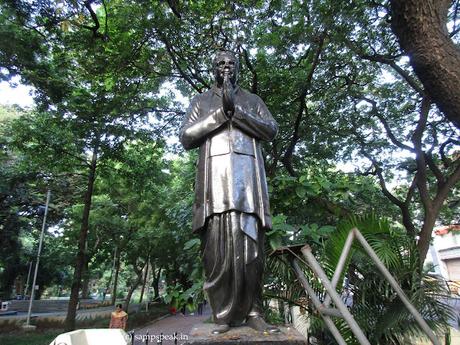 the forlorn statue at busy T.Nagar Panagal Park - Chitoor V Nagayya