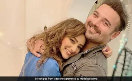 Madalsa Sharma was seen in a romantic style with husband Mimoh Chakraborty, shared this photo and said this...
