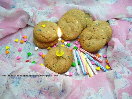 BISCUITS À LA FARINE DE BLÉ, AUX VERMICELLES COLORÉS ET AUX PÉPITES DE CHOCOLAT / WHOLE WHEAT FUNFETTTI CHOCOLATE CHIPS COOKIES / GALLETAS DE HARINA DE TRIGO. GRAGEAS DE COLORES Y CHISPAS DE CHOCOLATE  / بيسكوي بدقيق القمح و الشعيرية الملونة و حبيبات ا...