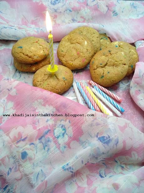 BISCUITS À LA FARINE DE BLÉ, AUX VERMICELLES COLORÉS ET AUX PÉPITES DE CHOCOLAT / WHOLE WHEAT FUNFETTTI CHOCOLATE CHIPS COOKIES / GALLETAS DE HARINA DE TRIGO. GRAGEAS DE COLORES Y CHISPAS DE CHOCOLATE  / بيسكوي بدقيق القمح و الشعيرية الملونة و حبيبات ا...