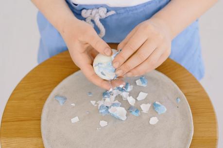 How To Peel Hard-Boiled Eggs Easily-mongersmint